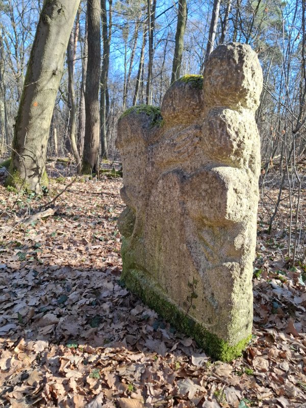 Steinskulpturen am Skulpturenweg 'Steine ohne Grenzen' in einer weitläufigen Waldlandschaft