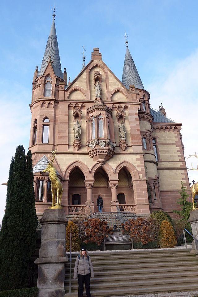 Frontansicht des märchenhaften Schloss Drachenburg mit seinen spitzen Türmen