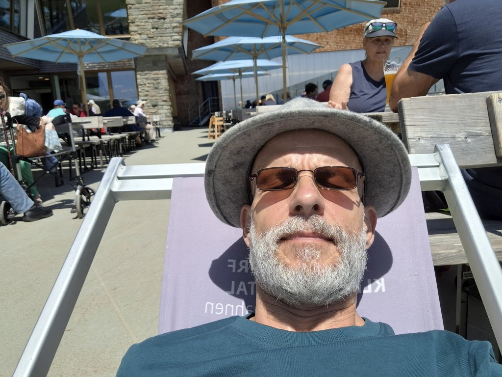 Andreas mit Vollbart aud der Sonnenliege Nebelhorn 