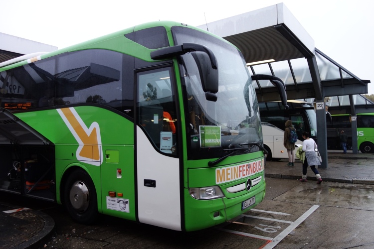 Ein grüner Fernbus von FlixBus (MeinFernbus) steht abfahrbereit am Berliner ZOB für die Reise nach Bad Harzburg