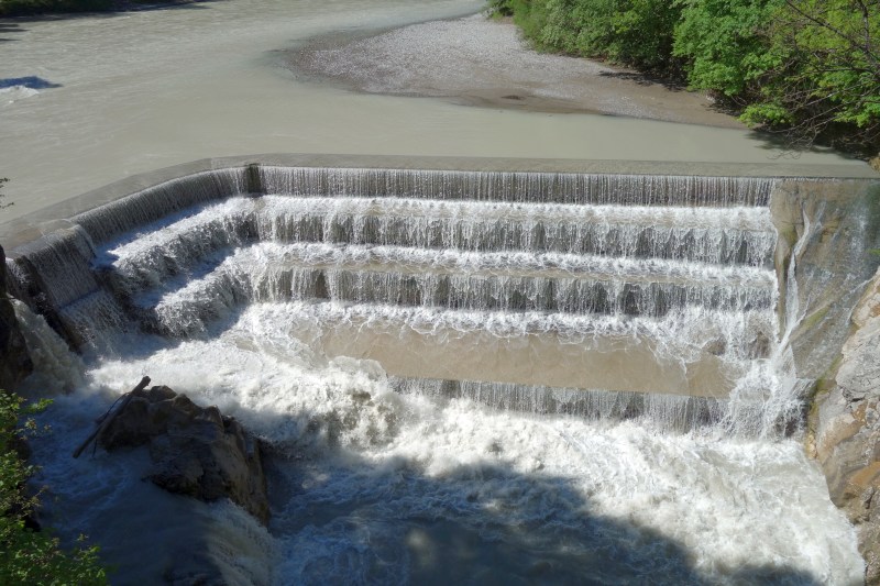 Blick auf die tosenden Wassermassen des Lechfalls über die sieben Stufen