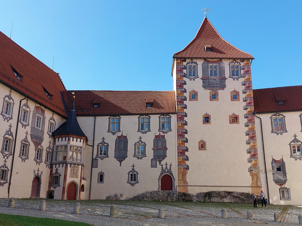 Die imposante Fassade des Klosters St. Mang mit Blick auf den Innenhof