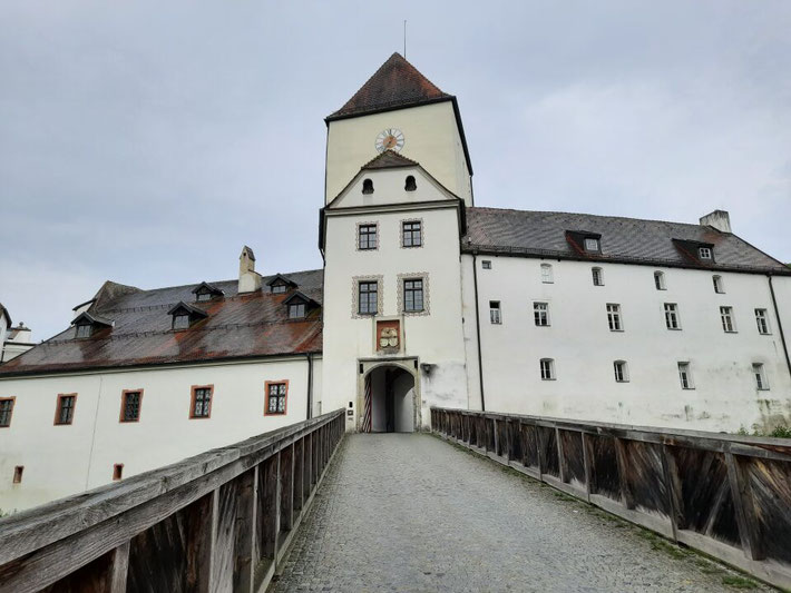 Blick durch das Torhaus in den Innenhof der mittelalterlichen Bischofsresidenz