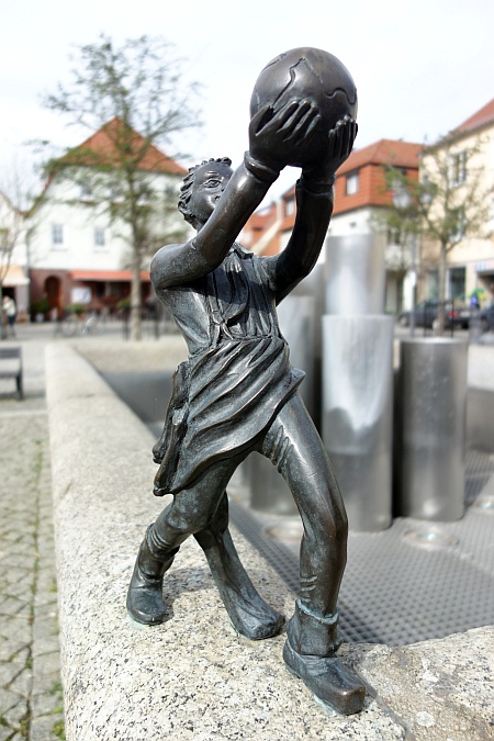 Schusterjunge am Springbrunnen in Calau