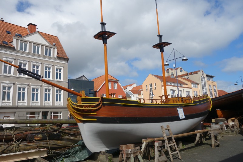Historischer Segler liegt am Kai des Flensburger Hafens