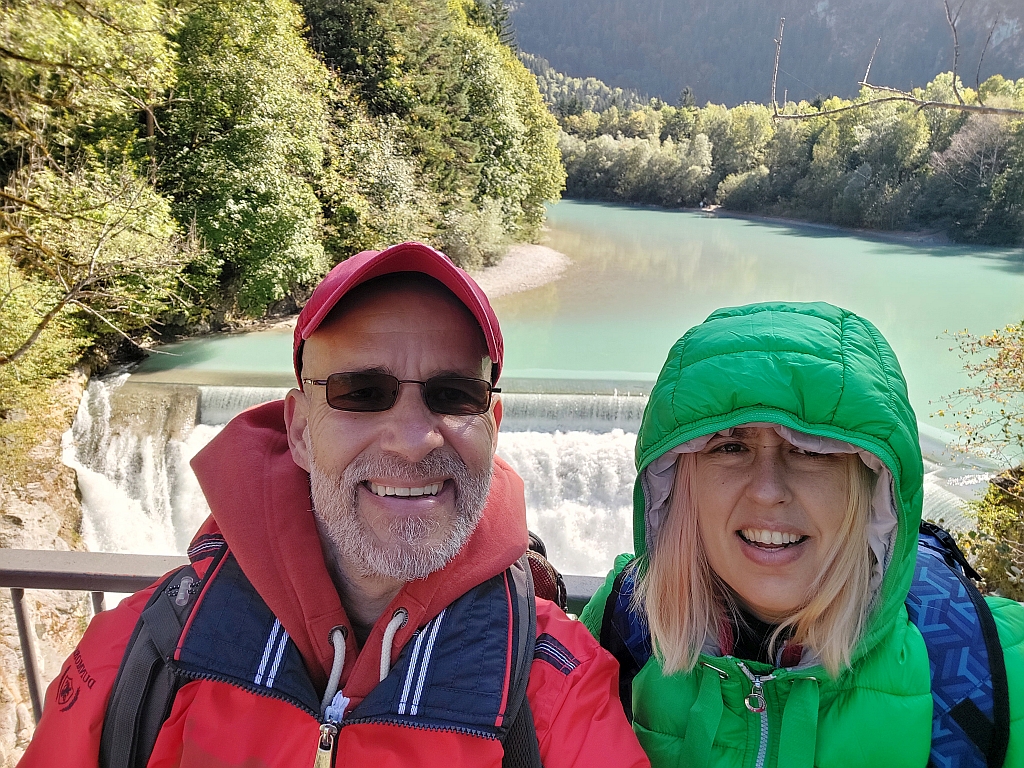 Selfie von Andreas und Christina vor dem leuchtend blauen Wasser des Lechs