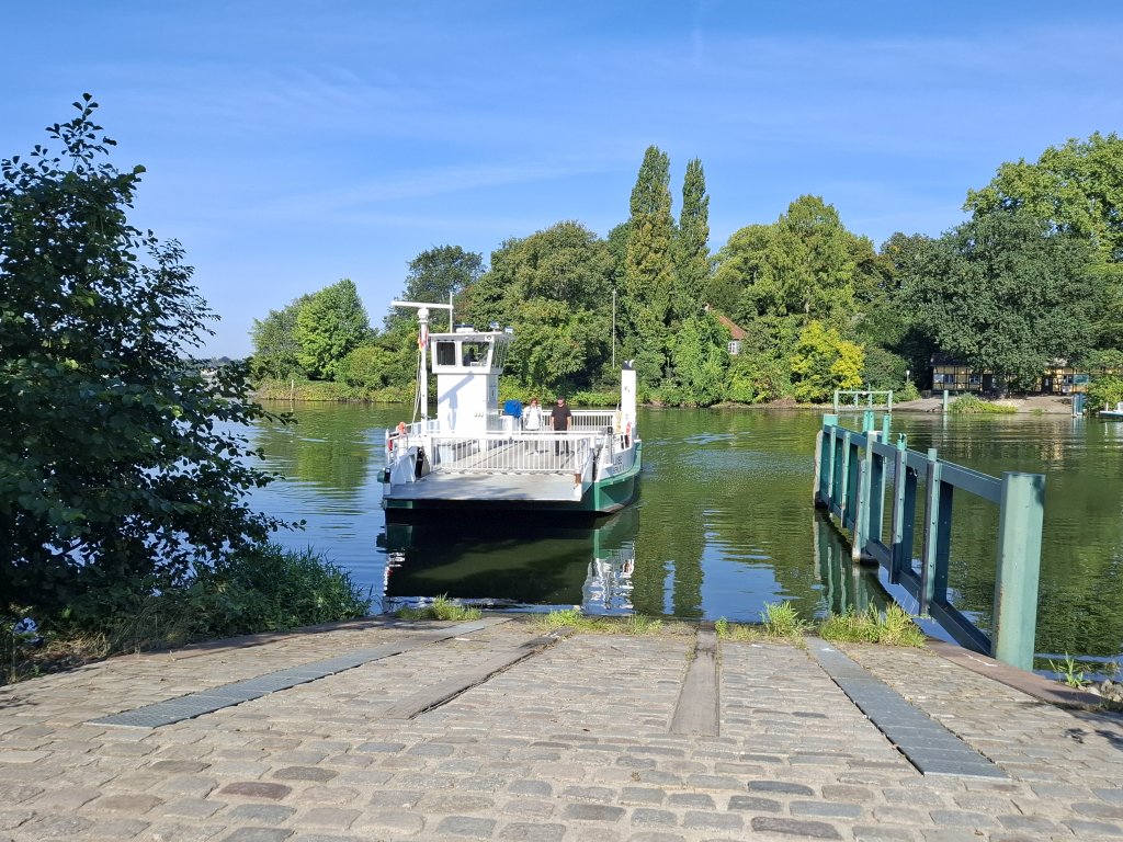 Die kleine Personenfähre legt am Anleger der Pfaueninsel an