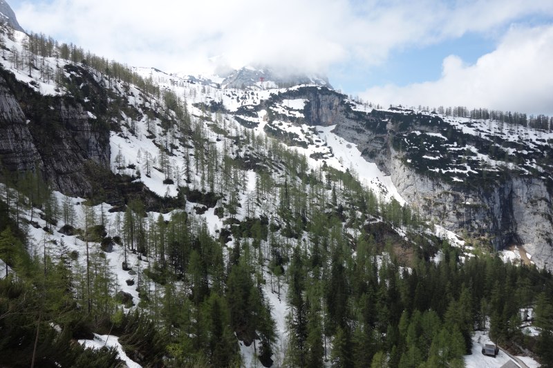 Blick aus dem Höhlenausgang auf die verschneite Berglandschaft der Dachstein-Alpen