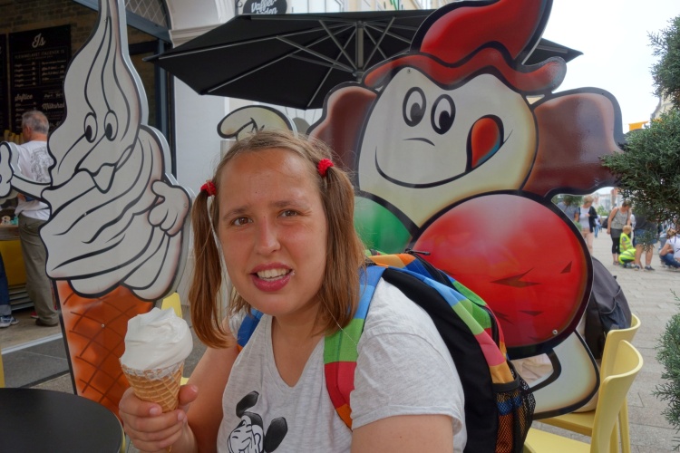 Auch das dänische Softeis sollte probiert werden. Da wir nach unseren bezahlten Hotdogs nicht mehr genügend Kronen von unserer letzten Dänemarktour übrig hatten, mussten wir zwangsweise in Euro bezahlen. 