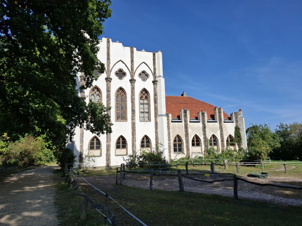 Die beeindruckende Fassade der historischen Meierei auf der Pfaueninsel