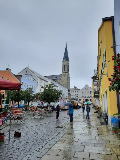 Blick in eine charmante Gasse von Waldkirchen mit dem Kirchturm im Hintergrund