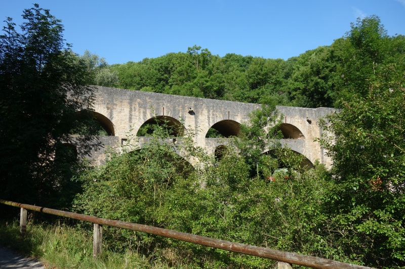 Doppelbrücke. Hier unterquere ich die Doppelbrücke und gelange an die Staatstraße 1022. Unmittel danach zweigt die Route W7 nach links auf einen Walweg ab, der mich über eine Streuobswiese und durch Laubwald.
