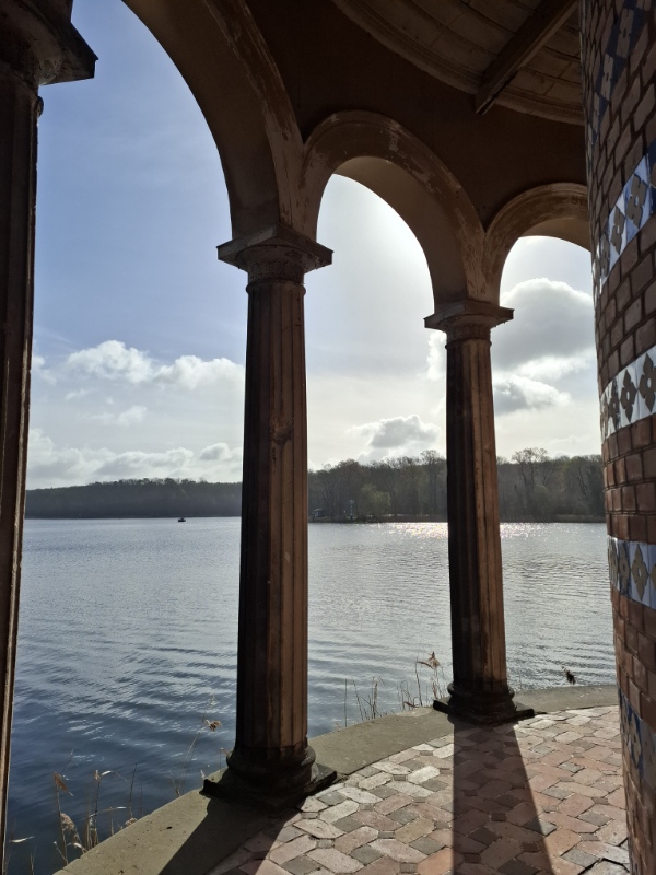 Säulengang der Heilandskirche mit Blick aufs Wasser
