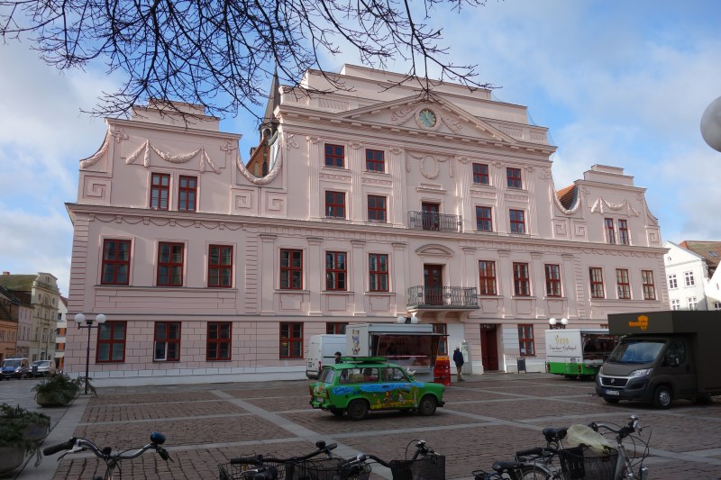 Das Rathaus von Güstrow. Heute war hier Wochenmarkt. 