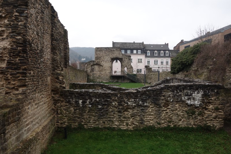 Überreste der alten römischen Stadtmauer im Archäologischen Park von Boppard