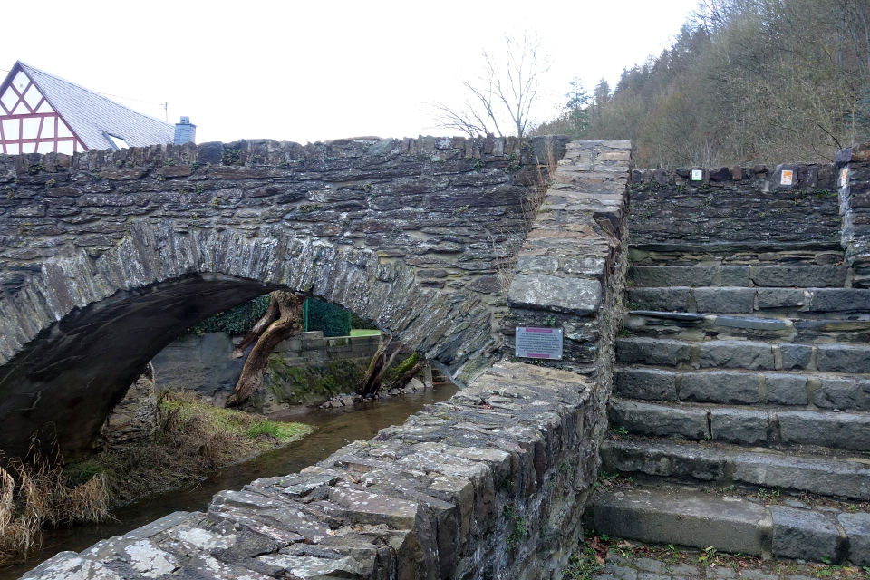 Ein rustikaler Durchgang oder eine Treppe aus Stein innerhalb der historischen Befestigung