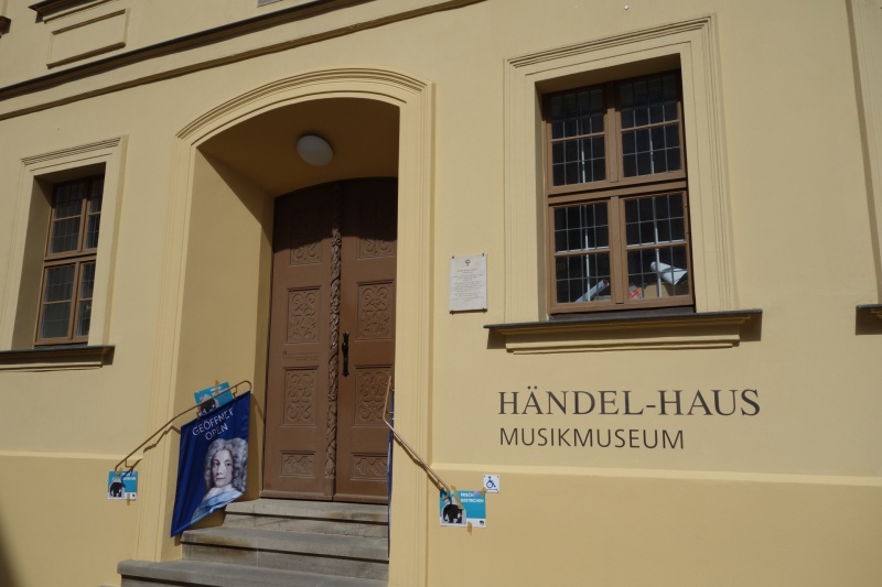 Eingangsbereich des Stadtmuseums Halle mit historischem Torbogen