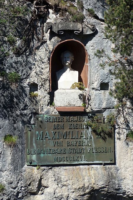 Die Statue des Heiligen Magnus in einer Felsnische über dem Wasserfall