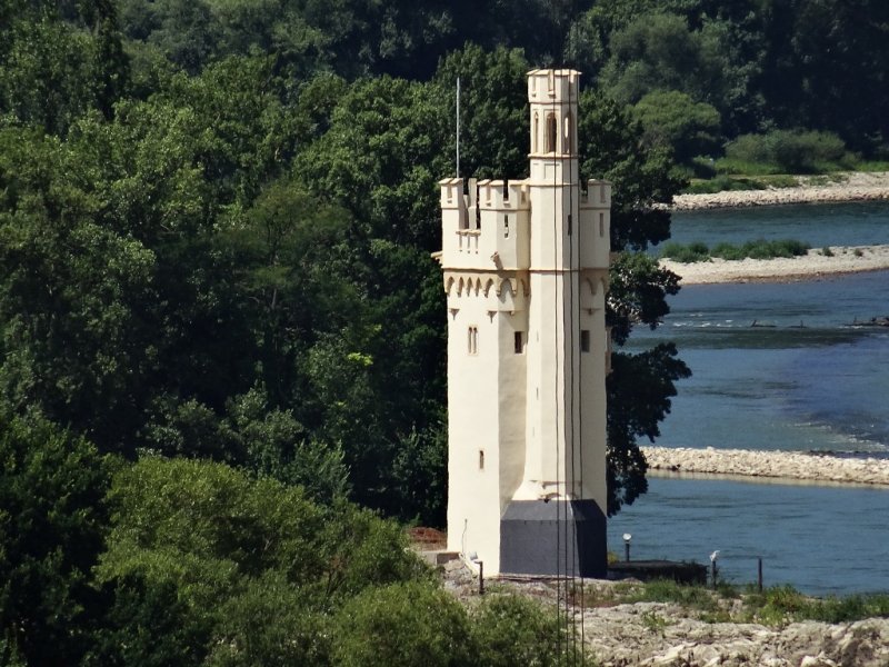 Der Binger Mäuseturm. Er befindet sich auf der Mäuseturminsel im Rhein vor dem Binger Stadtteil Bingerbrück