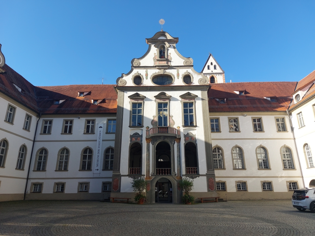 Das barocke Gebäude des Museums der Stadt Füssen (ehemaliges Kloster)