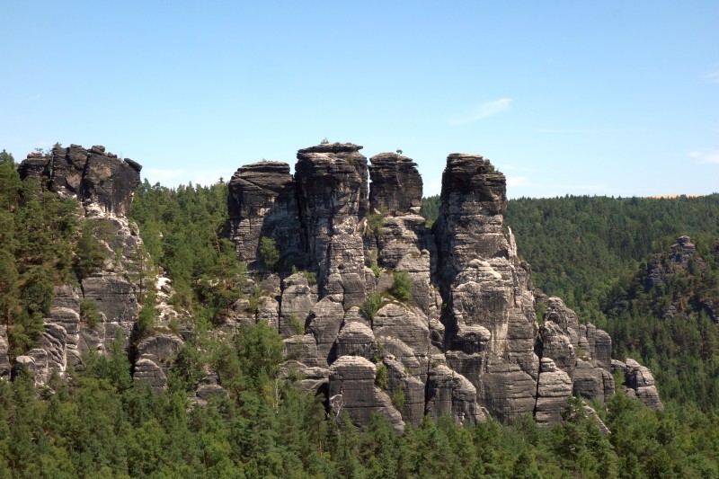 Aussicht von einem gesicherten Pfad in die tiefen Schluchten der Felsenwelt