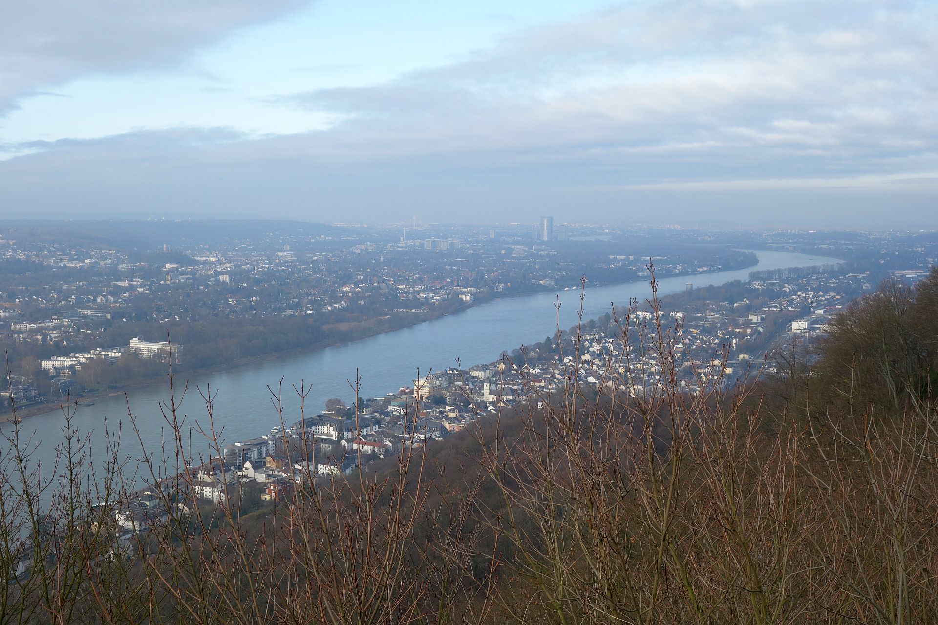 Spektakuläres Panorama vom Drachenfels über den Rhein in Richtung Bonn