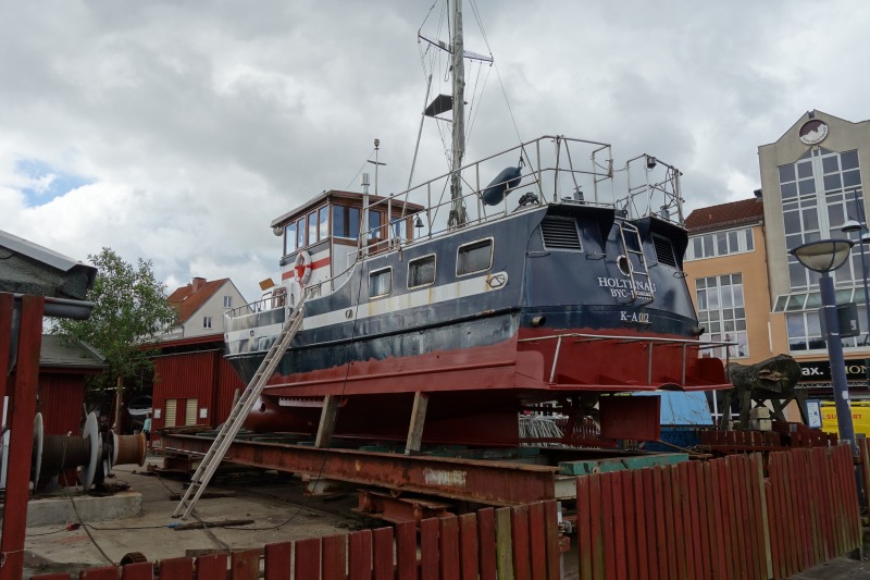 Ein altes Holzschiff in der Werft während der Restaurierung