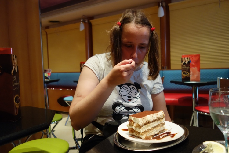 Christina ißt Tiramisu.