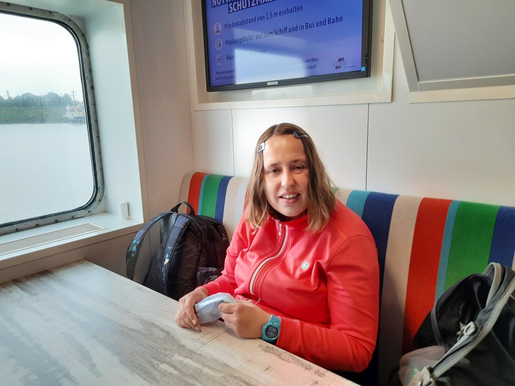 Frau sitzt entspannt im Innenraum der Inselfähre