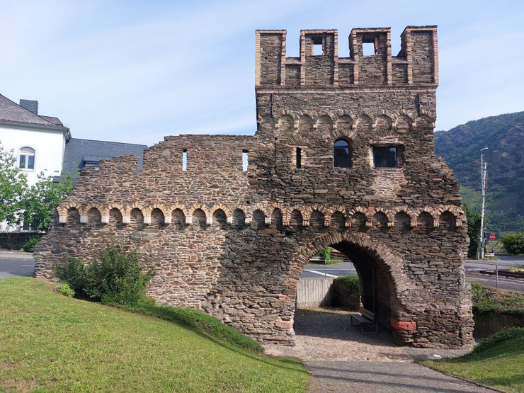 Ein beeindruckender steinerner Wehrturm als Teil der gut erhaltenen, mittelalterlichen Stadtmauer von Oberwesel