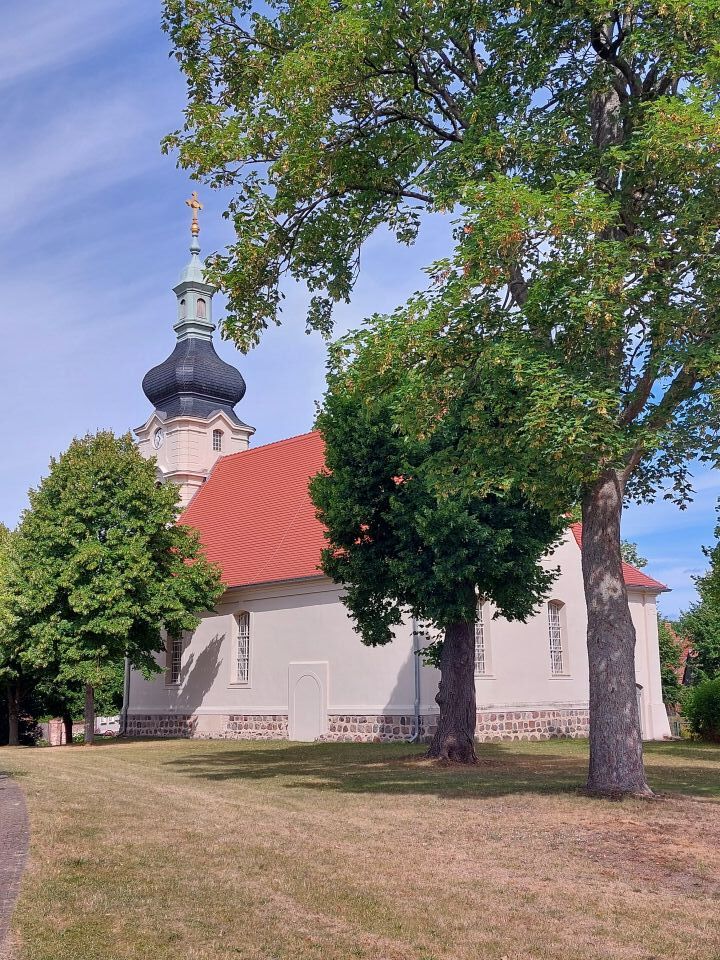 Die Dorfkirche Meseberg mit ihrem markanten neobarocken Zwiebelturm