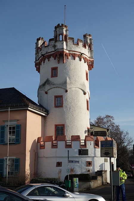 Der markante, weiße Boosenburg-Turm in Rüdesheim am Rhein