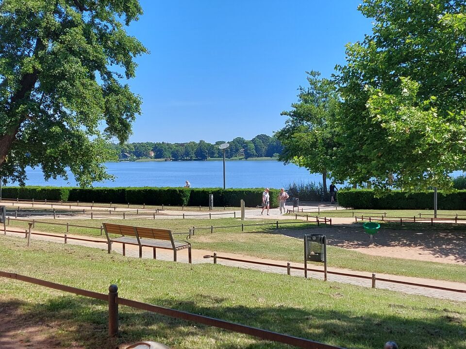 Blick über das Wasser auf die Uferpromenade von Neuruppin
