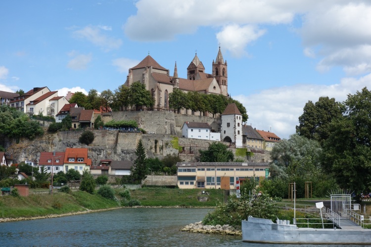 Blick vom Wasser auf das imposante St. Stephansmünster, das auf einem Felsen über der Stadt Breisach am Rhein thront