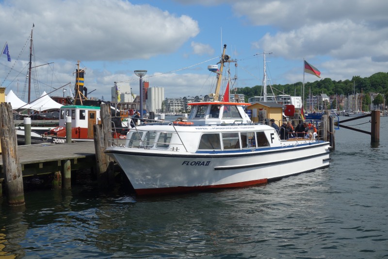 Das Ausflugsboot "Flora II" legt zur Förderundfahrt ab