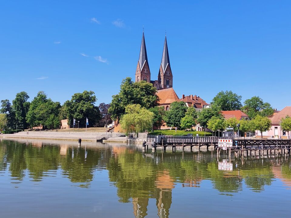 Blick auf die Klosterkirche St. Trinitatis in Neuruppin vom See aus.