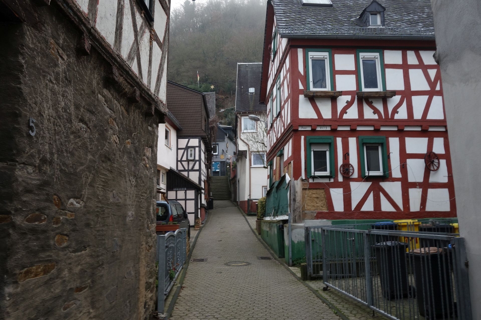 Eine enge, kopfsteingepflasterte Gasse in Braubach, gesäumt von liebevoll restauriertem Fachwerk