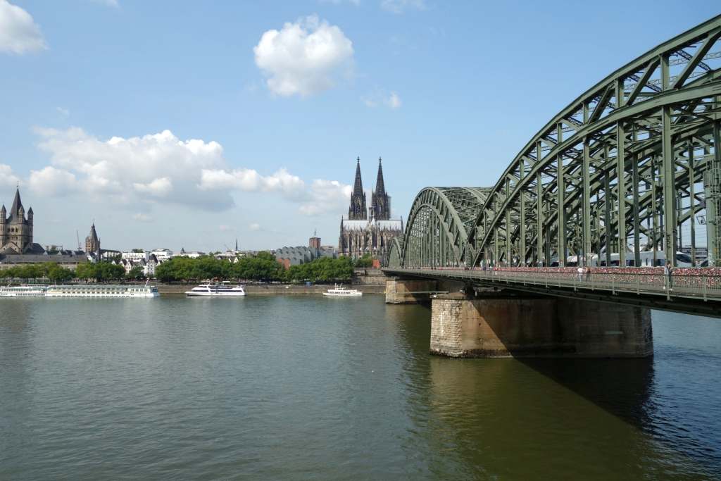 Seitenansicht der Eisenbahnbrücke mit den charakteristischen Stahlbögen