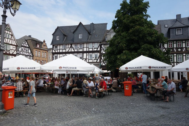 Das lebendige Treiben am malerischen Fischmarkt mit seinen gemütlichen Cafés