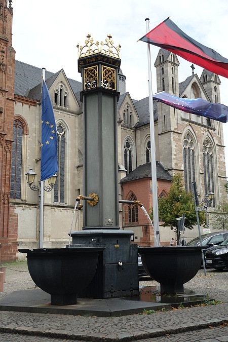 Eine der vielen Gedenktafeln oder Statuen in der Altstadt, die an die Reichskammergericht-Zeit erinnern