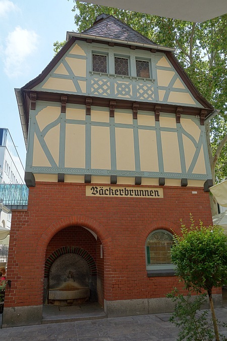 Ein altes Stadttor oder Fachwerkausläufer, der den historischen Kern markiert