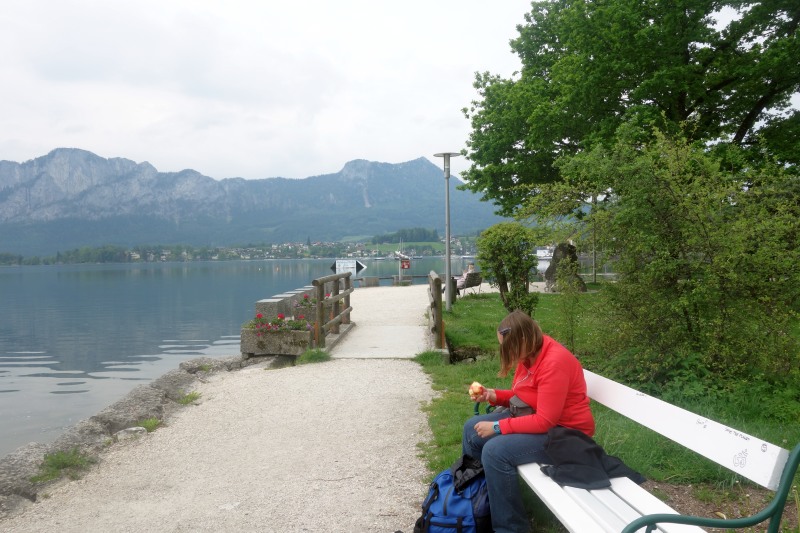 Frau auf einer Bank in Mondsee