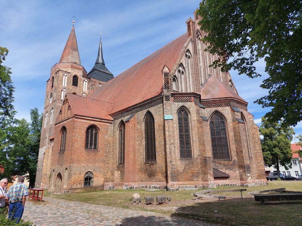 Die St. Marienkirche in Gransee von außen, ein bedeutendes Bauwerk der Backsteinarchitektur