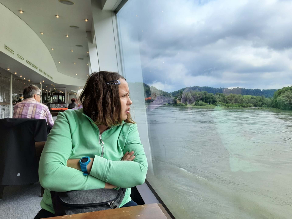 Eine Frau blickt während der Fahrt entspannt aus dem Fenster des Kristallschiffs