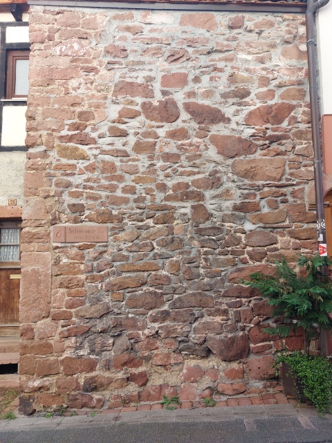 Detailaufnahme der massiven, mittelalterlichen Sandsteinmauer einer der Burgen