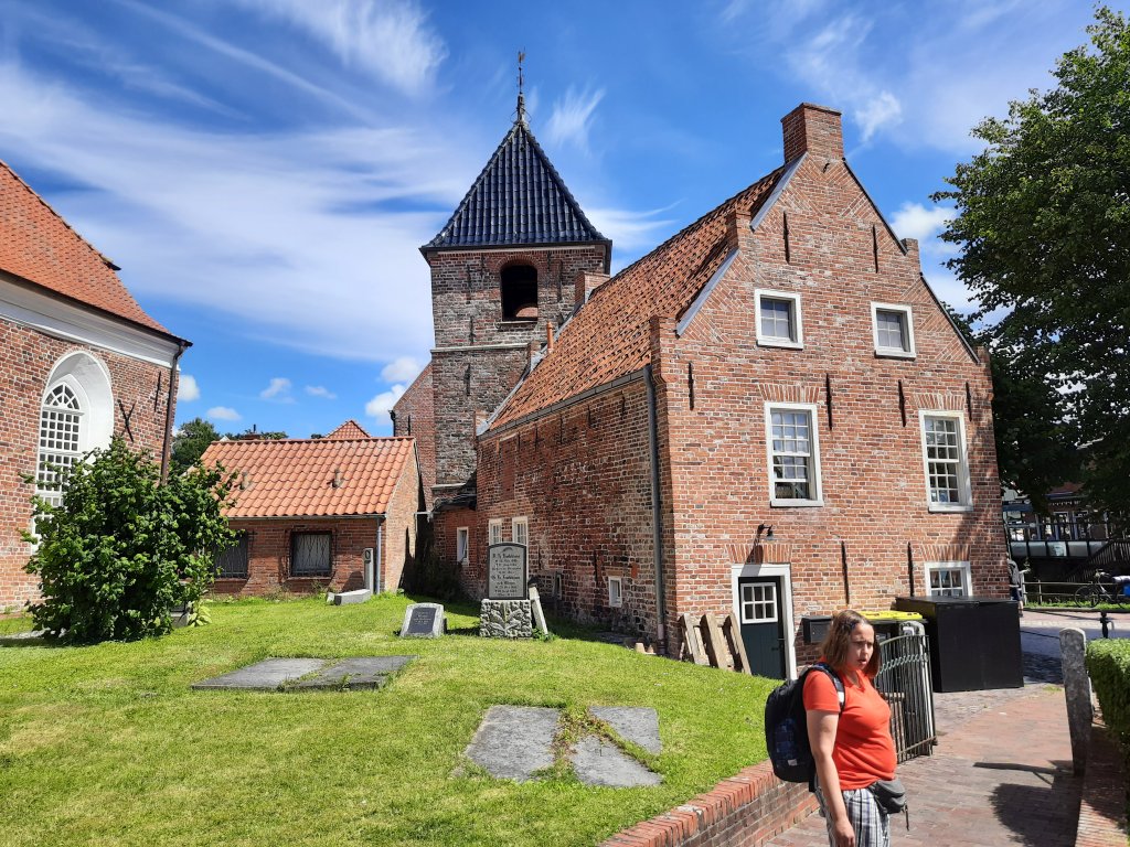 Historisches Giebelhaus in den Gassen des Fischerdorfs Greetsiel.