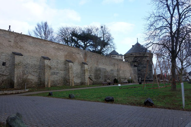 Blick auf den imposanten Runden Turm, das Wahrzeichen von Andernach, unter blauem Himmel