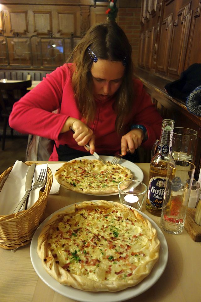 Christina genießt ein gemütliches Mittagessen im traditionellen Gasthaus „Em Höttche