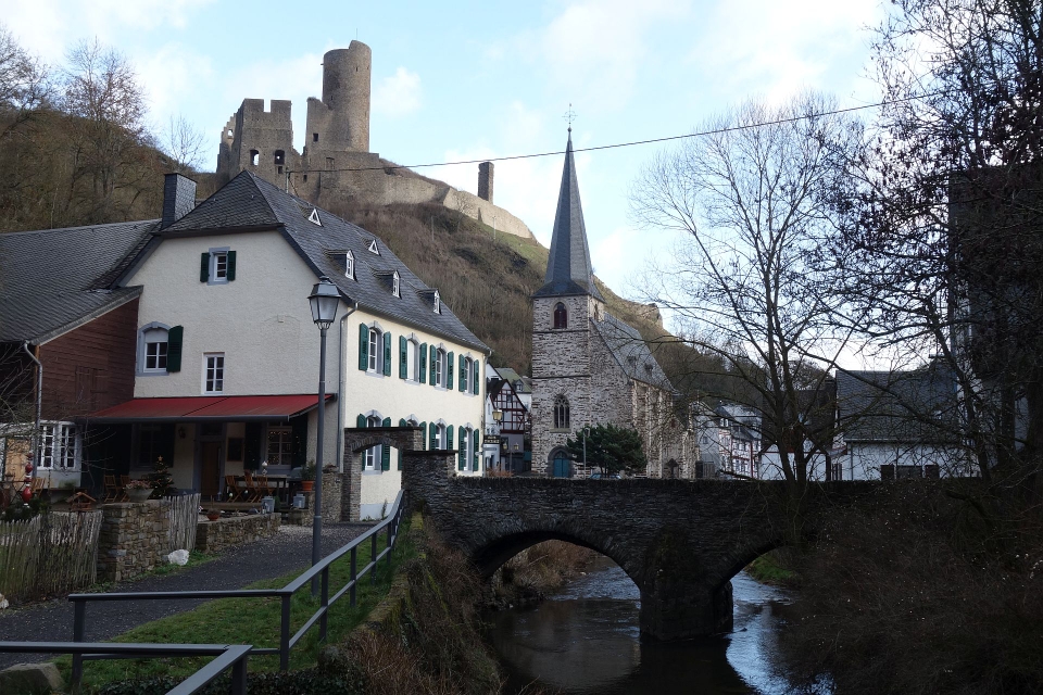 Die markante Burgruine Monreal (Löwenburg), die hoch oben auf dem Berg über dem Dorf thront