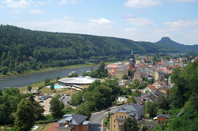 Panoramablick über die Stadt Pirna an der Elbe mit der markanten Bergkulisse im Hintergrund